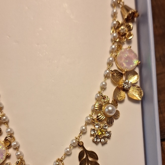 nOir Jewelry Gold and White Floral Necklace Set - Picture 5 of 8